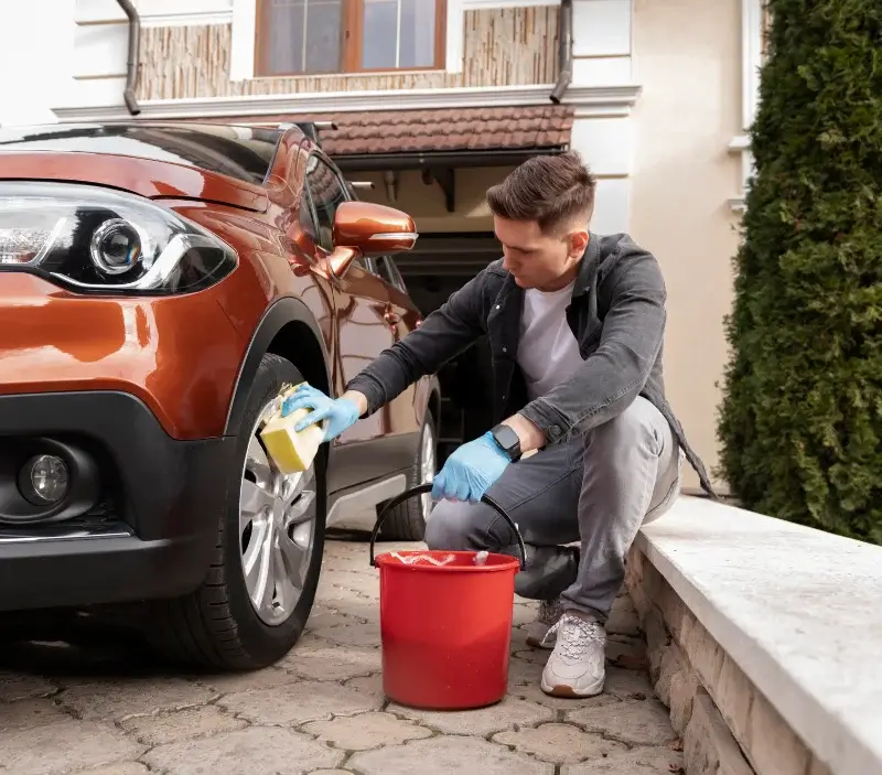 Lavage auto à domicile Saint-André-des-Eaux : professionnel intervenant sur un véhicule